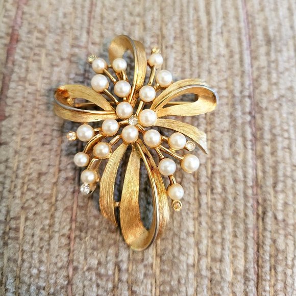 Vintage Trifari Gold Tone Brooch with Faux Pearls and Rhinestones - Picture 1 of 5